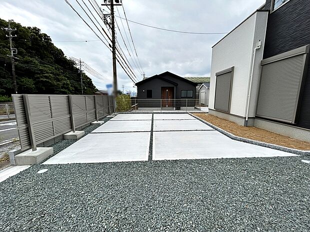 建物近くの場所に並列で2台、進入路にも縦列で3台駐車可能!来客時にも安心です!