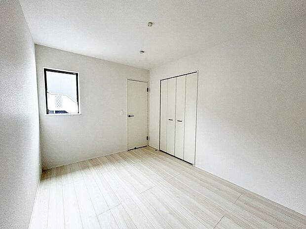 【洋室6帖】 全居室6帖以上!各居室に収納を設けお部屋を最大限広くご活用いただけます。