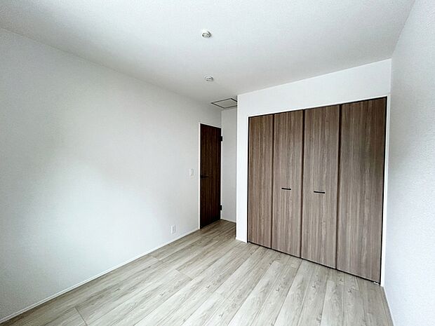 洋室5.2帖】 お子様の一人部屋に最適な居室です。クローゼット付きで自然とお片付けできる環境に!