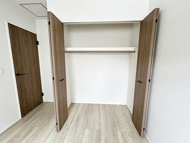 【クローゼット】 クローゼット付きでいつもお部屋はスッキリ!全居室にある収納スペースは住みやすさへのこだわりです。