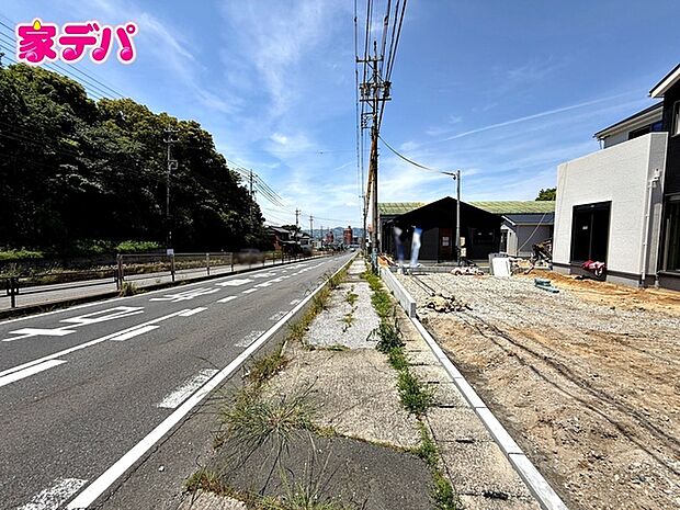 前面道路は公道で、車のすれ違いもらくらく!