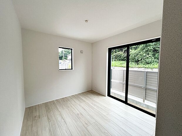 【洋室5.2帖】 南向きならではの恵まれた採光・通風。明るいお部屋は開放感がありますね。 
