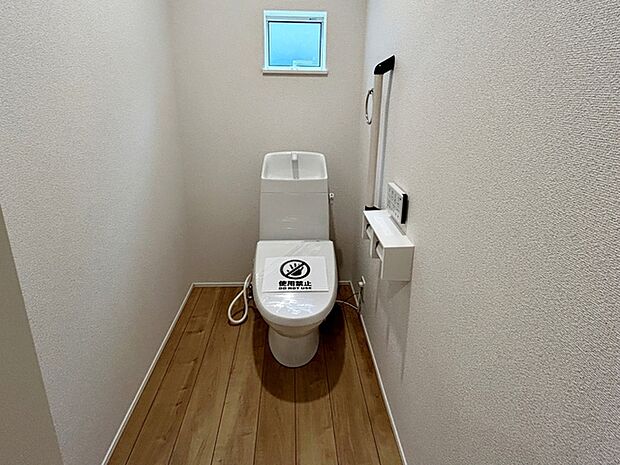 【トイレ】 多機能な温水洗浄便座付きでお掃除がしやすい、清潔なトイレです