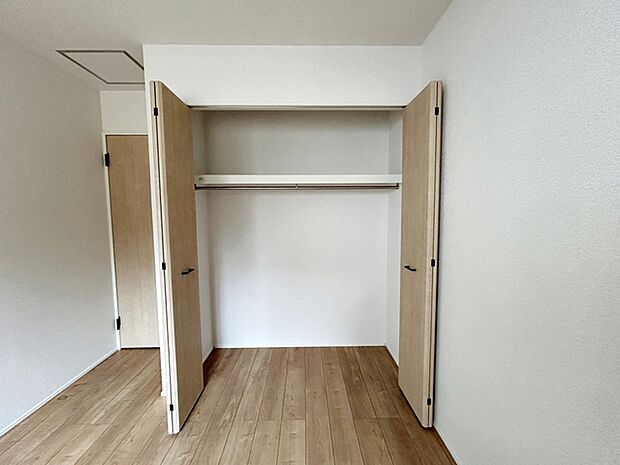 【クローゼット】 全居室に収納が完備されています。衣類や雑貨、子供のおもちゃまでスッキリ収納できます。