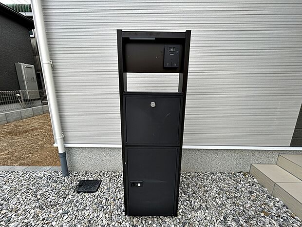 ポストやインターホン等一体型のシンプルな門柱が標準設備!