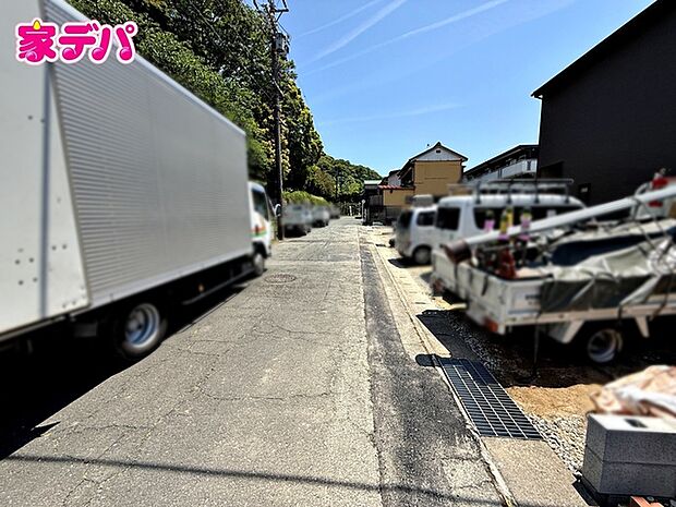 前面道路は公道で、車のすれ違いもらくらく広々6mの幅があります