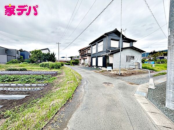 前面道路：南側約2ｍ幅、東側約3ｍ幅。角地の為日当たり良好です。