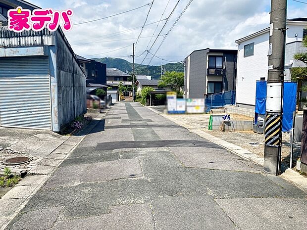 前面道路は公道で、車のすれ違いもらくらく広々6mの幅があります