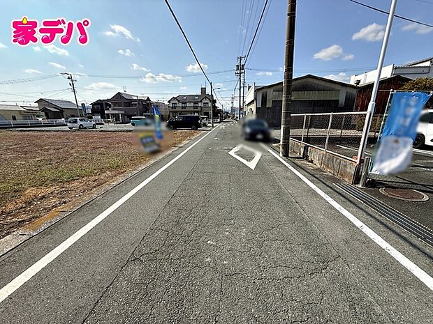 前面道路は見通しが良く、車の移動もスムーズに行えます。
