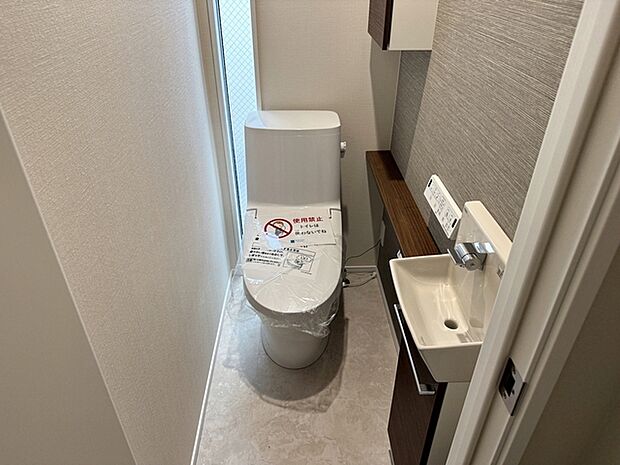 【トイレ】 各フロア1カ所ずつシャワー機能付トイレを設置しており、忙しい朝の混雑も解消!