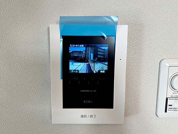 【TVモニター付きインターホン】 留守中の来訪者画像をモニター親機に自動で録画・保存できる録画機能を内蔵。