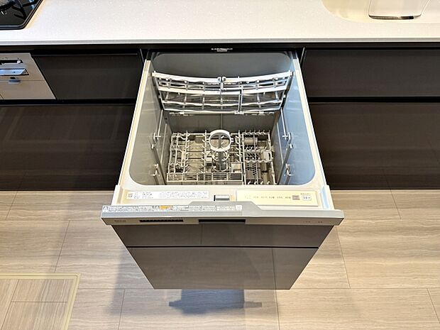 【食器洗浄乾燥機】 ゆっくりお料理やおしゃべりを楽しんでいる間も、食洗機が働いてくれます。