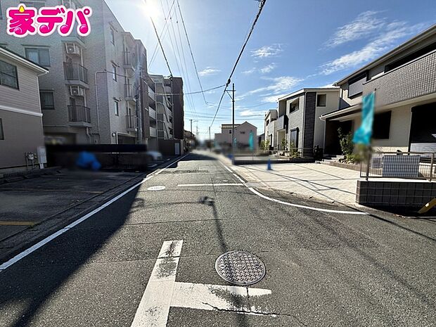 前面道路:南西側約6m幅、南棟側約6m幅 静かな住宅街で、車の出入りもスムーズです。