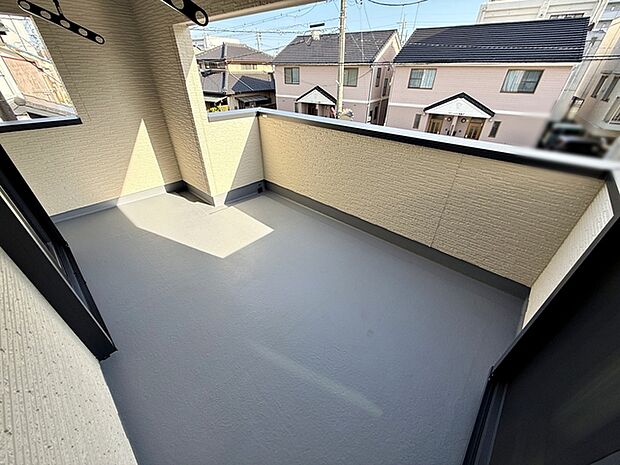 2部屋からアクセスできるインナーバルコニー。家族分の洗濯物もたっぷり干せます。日当たりも良好です!