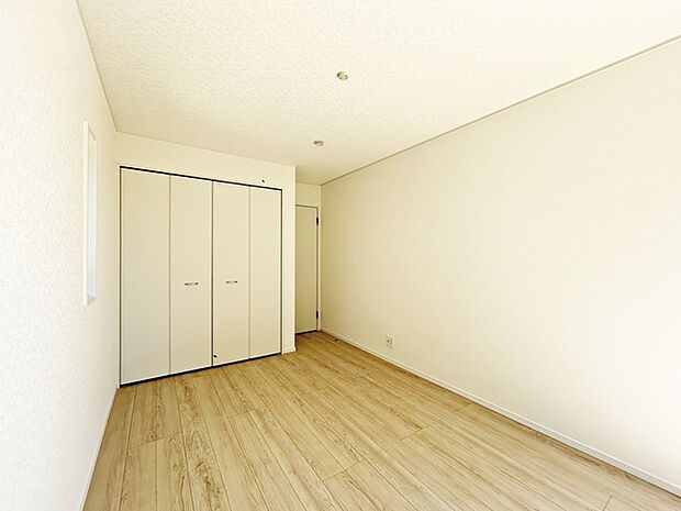 【洋室6.75帖】 お子様の一人部屋として使いやすい広さの居室で、成長に合わせて長くご利用いただけます。クローゼット付きで収納もしやすく、自然とお片付けの習慣が身につきやすい環境です!