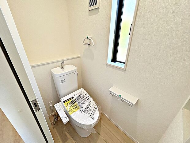 【トイレ】 窓が設けられており、自然の風や日差しを取り入れやすいトイレです。換気性にも配慮されており、明るさとともに圧迫感を軽減し、日常的に気持ちよくお使いいただける空間となっています。