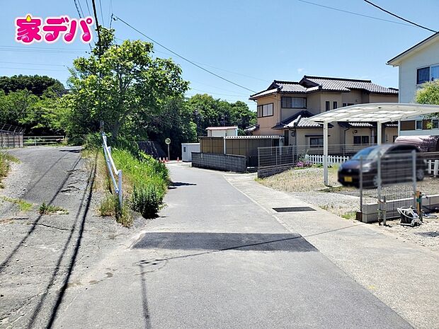 静かな住宅街で、車の出入りもスムーズです。