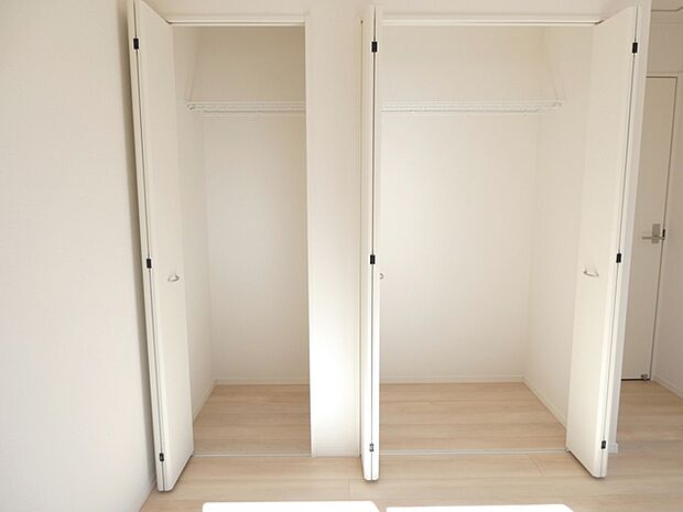 【施工例】パイプハンガー付きのクローゼットは服を畳まず収納でき大切な衣類をシワや日焼けから守ります