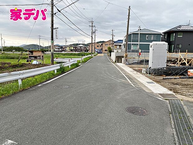 前面道路が約6ｍと広いので運転が苦手な方にも安心です 
