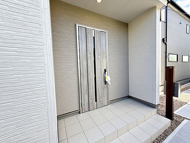 【玄関】 玄関ポーチが住まいの第一印象を明るくします。毎日の出入りもスムーズで、ご家族や来訪者を気持ちよく迎え入れてくれる玄関まわりです。玄関からの動線として日々の暮らしに欠かせないスペースです。