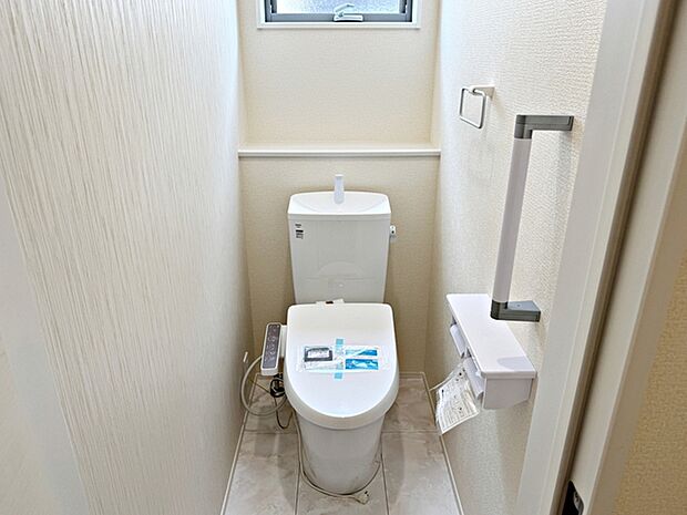 【トイレ】 フロアに2か所シャワー機能付きトイレを設置しており、朝の忙しい時間帯でもスムーズに利用できるため、混雑の軽減にもつながります。