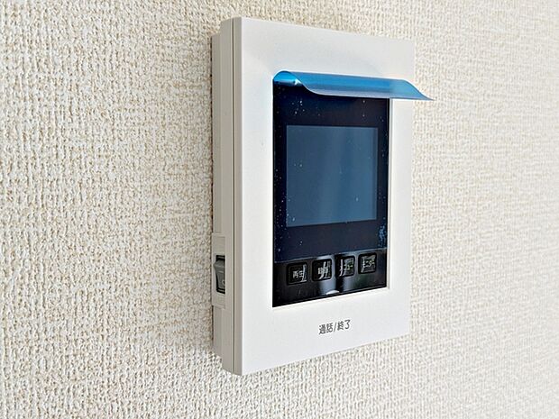 【TVモニター付きインターホン】 玄関まで行かずに室内から来客確認ができるため、手が離せない時でも応対ができます。家事中や作業中でもそのまま対応でき、移動の手間を減らしながら来客対応が行えます。