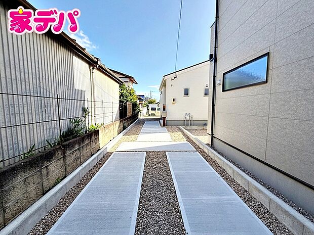 完成しました!現地ご案内いたします。周辺環境や陽当たりなどもあわせてご確認いただけます。実際の住み心地をイメージしながらご見学いただけますので、お気軽にお問い合わせください!(奥の建物になります。)
