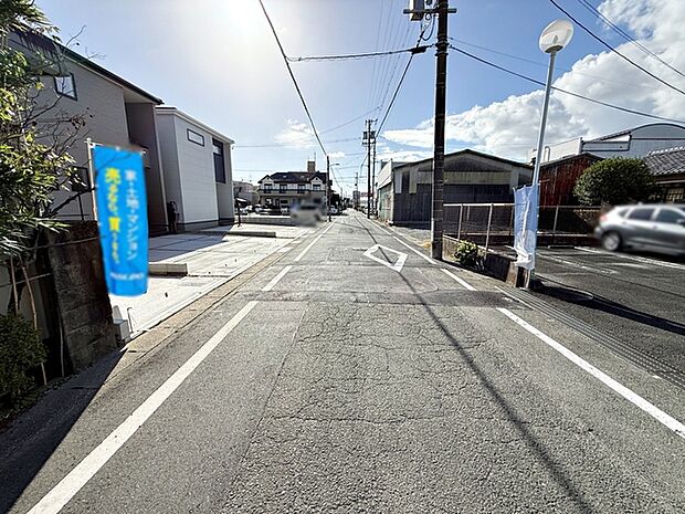前面道路:北側約6m幅。 車通りも比較的少なく、落ち着いた住環境が魅力です。