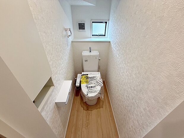 【トイレ】 1階・2階ともにシャワー機能付きトイレを設置しています。小窓付きのため換気もしやすく、空気の入れ替えがスムーズに行えるのもポイント。
