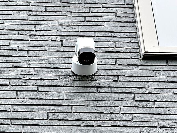防犯カメラを建物に設置しており、不審者の抑止や敷地内の見守りに役立つ安心のセキュリティ設備です。外出時や不在時でも防犯性を高めることができ、日々の暮らしをサポートします！ 