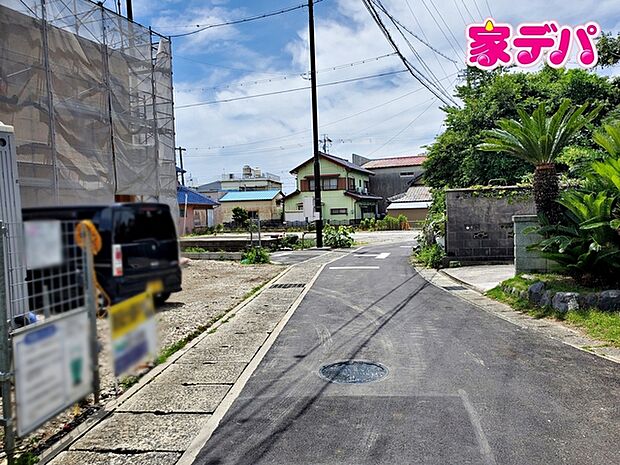 静かな住宅街で、車の出入りもスムーズです。 