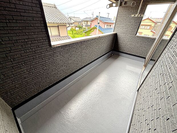 【バルコニー】 屋根付きのインナータイプのバルコニーなので、急な雨でも洗濯物が濡れにくく安心です。天候を気にせず外干しができ、毎日の家事をサポートしてくれる使い勝手の良いスペースです。