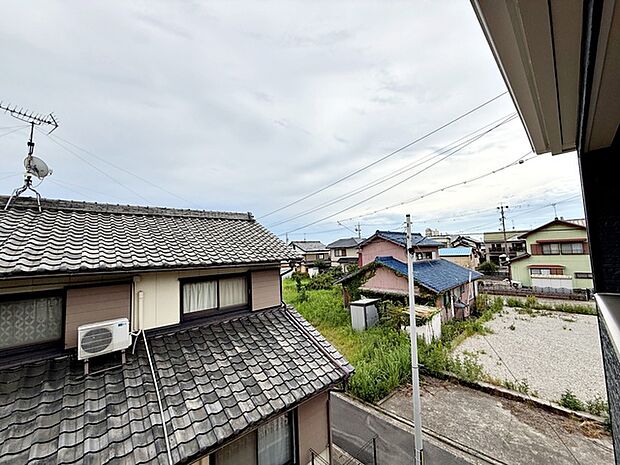 バルコニーからは閑静な街並みを望むことができ、外の空気を感じながら過ごせるスペースです。日常の中で外の景色を眺めることで気分転換もしやすく、ほどよい開放感も感じられます。 