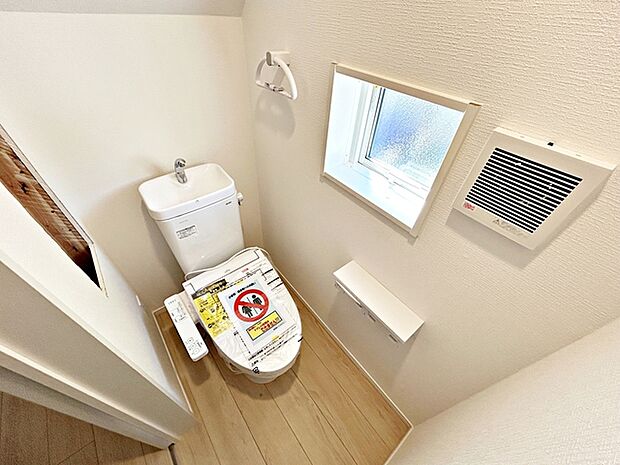 【トイレ】 1階・2階ともにシャワー機能付きトイレを設置しています。小窓付きのため換気もしやすく、空気の入れ替えがスムーズに行えるのもポイント。