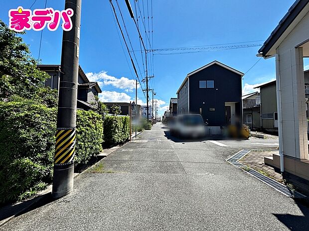 前面道路:北東側約5.4m幅、北西側約4.9m幅 静かな住宅街で車通りも比較的少なく、毎日の車の出し入れもスムーズ。