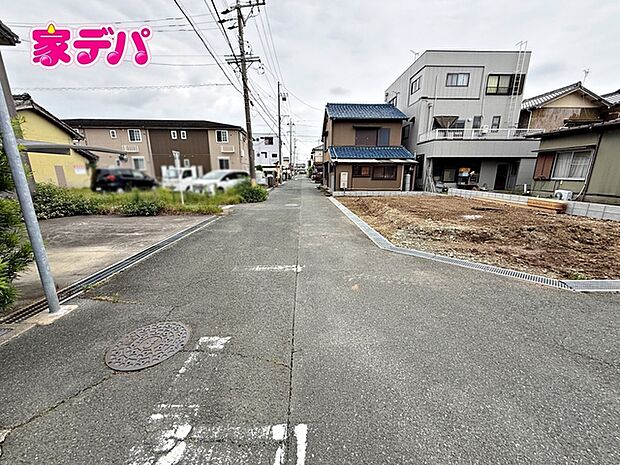 前面道路も広く車通りも少ないので、運転が苦手な方でも自分のペースで駐車ができます 