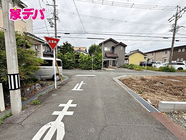 静かな住宅街で、車の出入りもスムーズです。 
