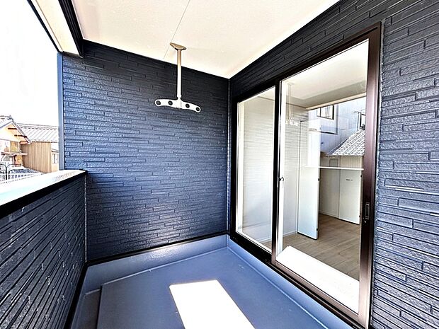 【バルコニー】 屋根があるため、天候に左右されずにお使いいただけます。急な雨の際でも洗濯物が濡れにくく安心で、天気を気にせず外干しができるのも魅力。