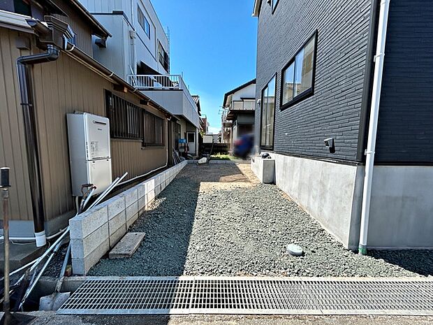 駐車スペース1台可能。前面は車通りの少ない道路なので、車の出し入れも落ち着いて行えます。駐車の際も周囲を確認しやすく、慌てずに操作できます。運転が苦手な方も安心の立地で、毎日の車移動も快適に行えます。
