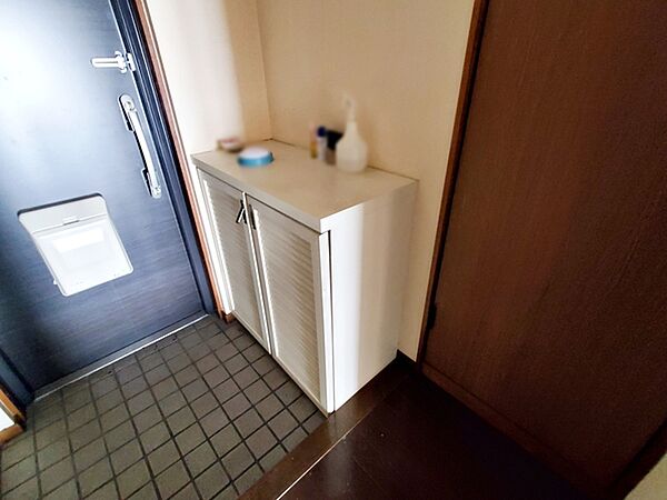 【シューズボックス】 備え付けのシューズボックスなので玄関ホールとも馴染んでとてもスッキリ！
