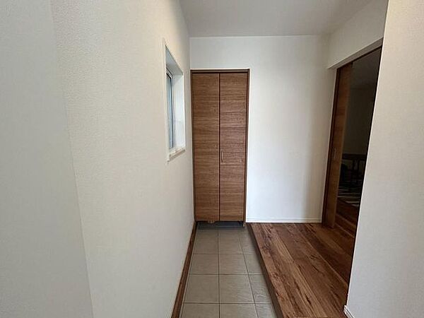 玄関には便利なSICがあり、玄関まわりをすっきり保てます