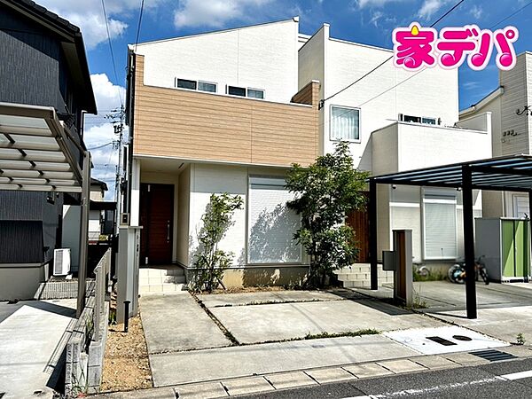 玄関にはシューズクローク、主寝室にはウォークインクローゼットがあり、収納スペースも充実！
