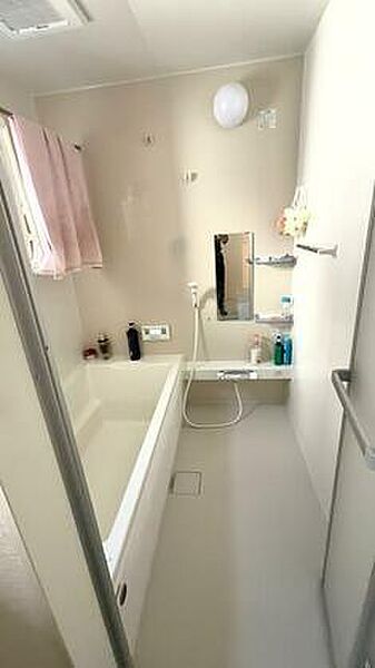 浴室暖房換気乾燥機を備えた浴室。毎日の疲れを癒してくれる清潔な空間です。