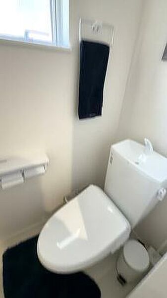 窓があり自然の風や日差しで気持ちの良い開放感のある温水洗浄便座付きトイレ