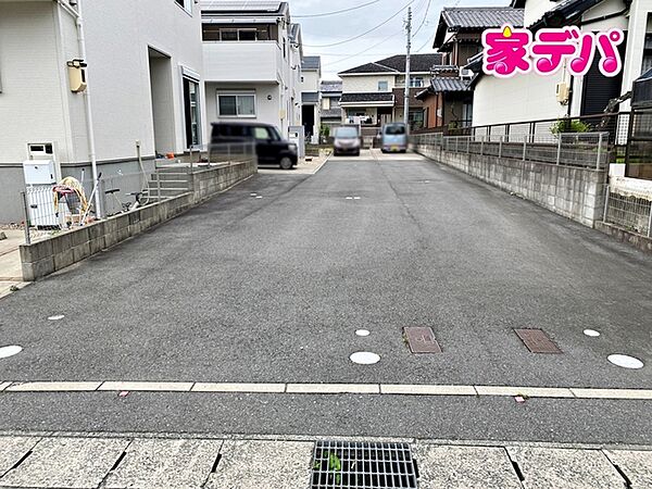 前面は車通りの少ない道路。お車の出し入れが苦手な方も安心ですね。