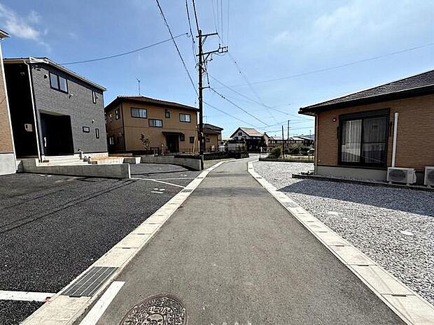 前面道路:北西側約4m幅。 前面道路は見通しが良く、車の移動や駐車もスムーズに行えます。毎日の通勤やお買い物などのお出かけも快適で、ゆとりを持って車を出し入れできるのが魅力。