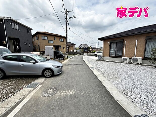 静かな住宅街で、車の出入りもスムーズです。 