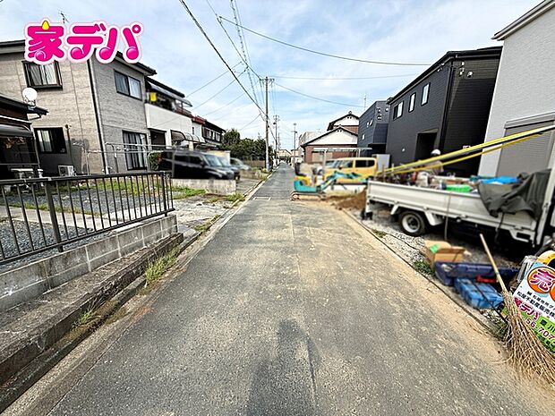 前面道路は見通しが良く、車の移動もスムーズに行えます。 