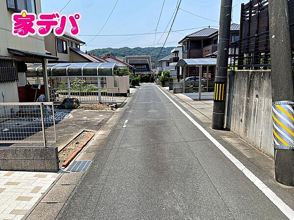 静かな住宅街で、車の出入りもスムーズです。