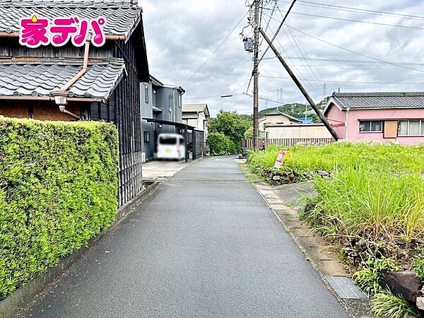 南西側道路：約3.3～3.8ｍ幅